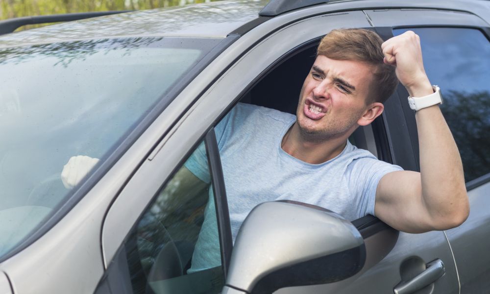 80% dintre șoferi au fost victime ale agresiunilor în trafic sub forma flash-urilor, claxoanelor